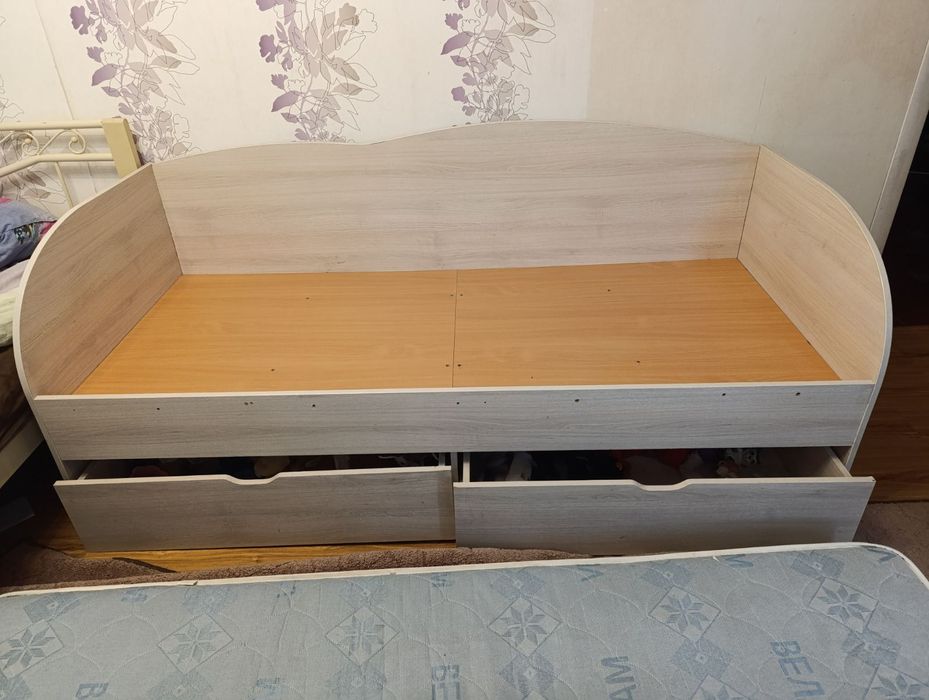 Ліжко +матрац гарний стан 80 на 190