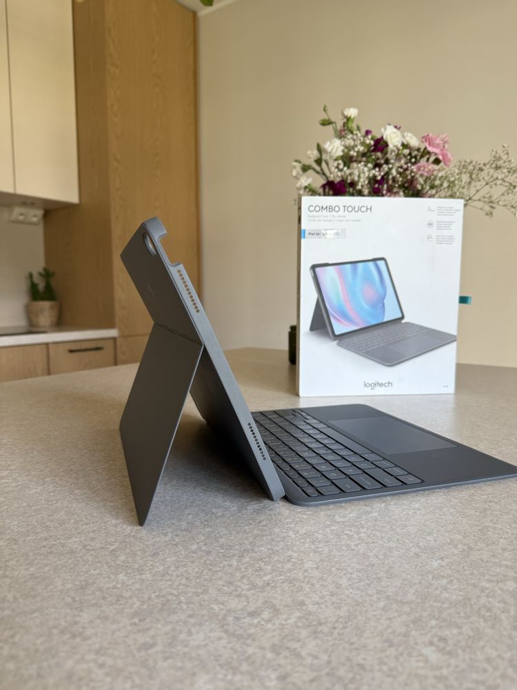 Logitech Combo Touch – Klawiatura z etui do iPad Air 13” (M2) m3