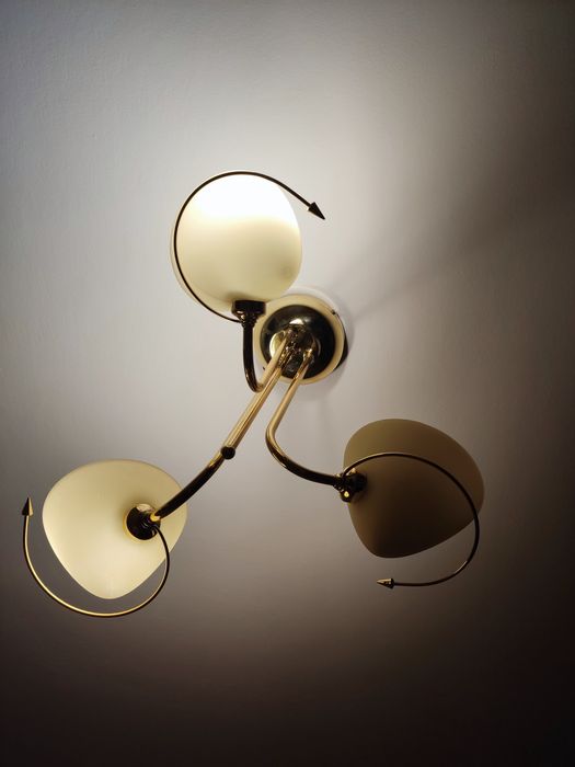 Żyrandol w kolorze złotym ze szklanymi białymi kloszami