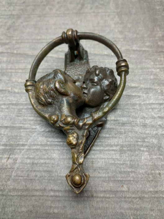 Piękna kołatka do drzwi - Pocałunek