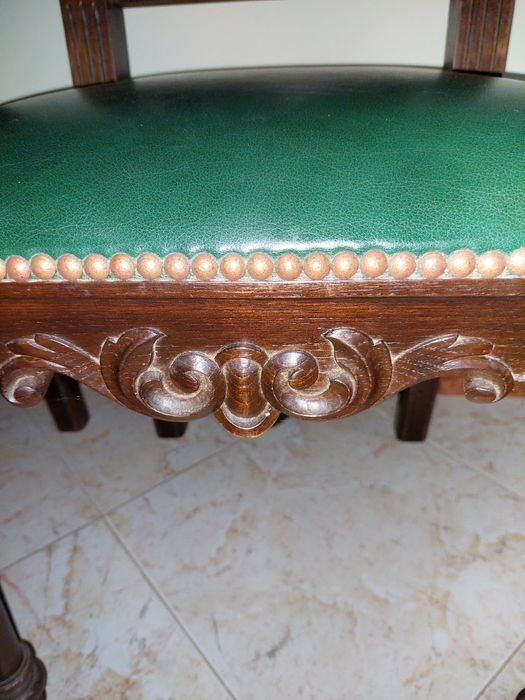 Cadeiras em madeira maciça