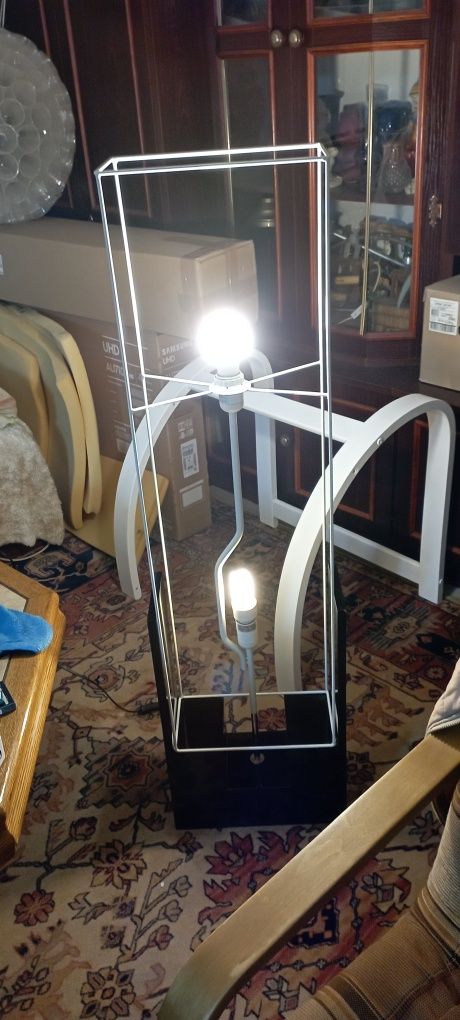 Lampa podłogowa na dwie żarówki