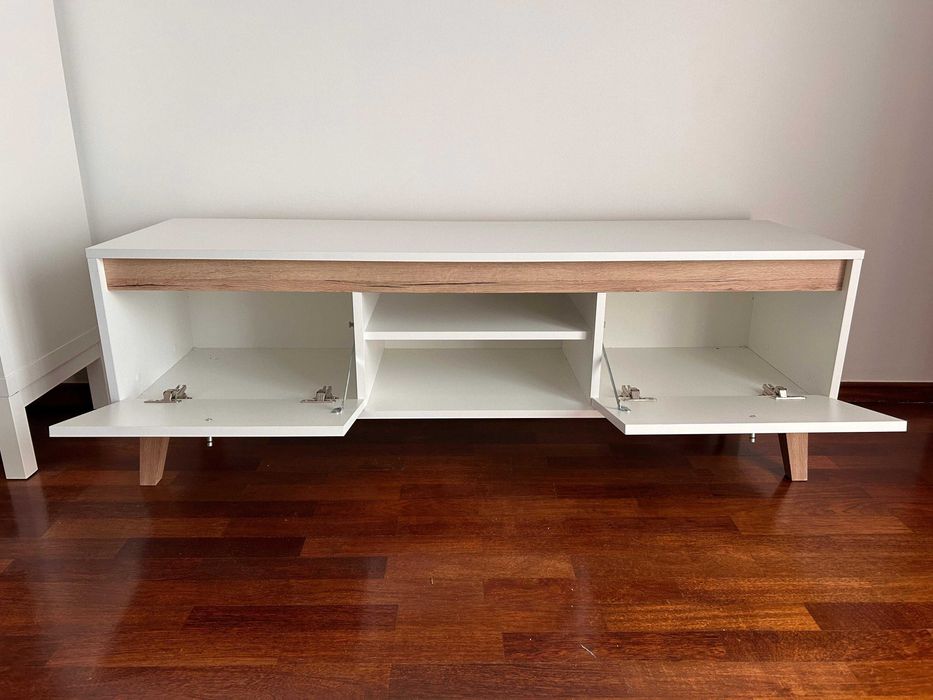 Base/Móvel de TV moderno branco | Praticamente Novo | C:135 L:40 A:47