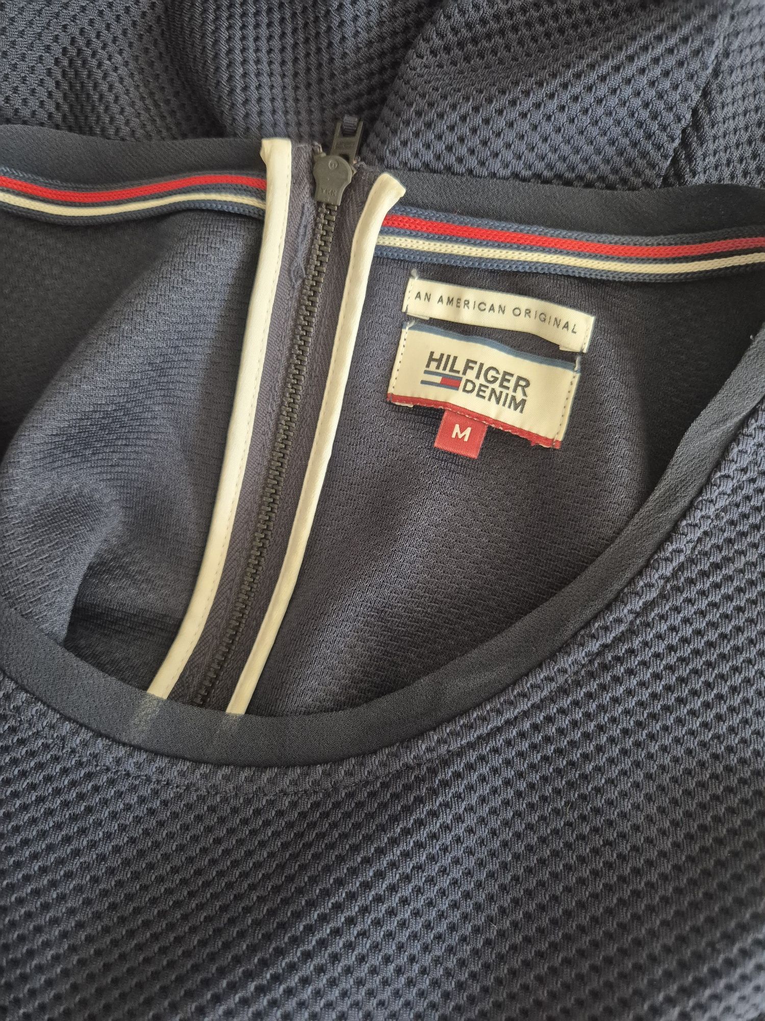 Vestido Azul Escuro Tommy Hilfiger

Mangas em azul tranparente
Fecho n