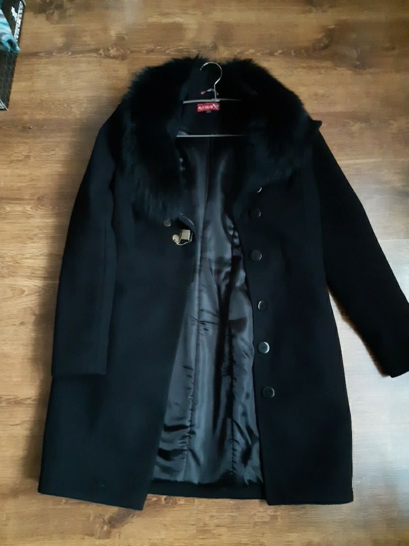 Пальто з мехом чорне
