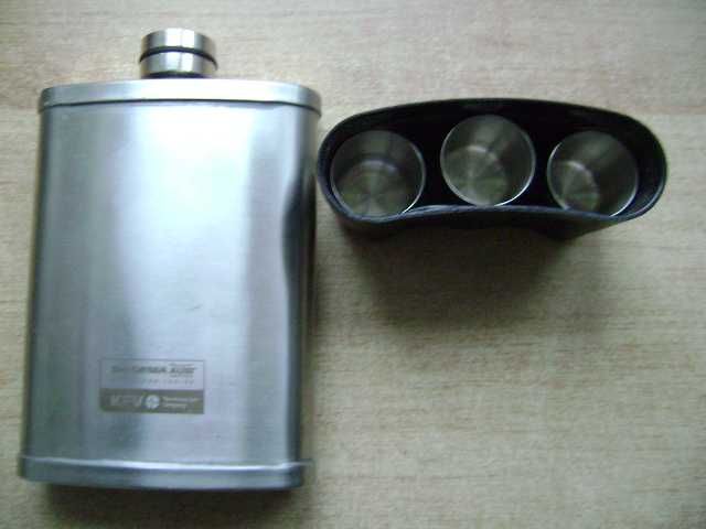 Starocie z PRL - Piersiówka angielska duża 7 OZ. + 3 kieliszki mini