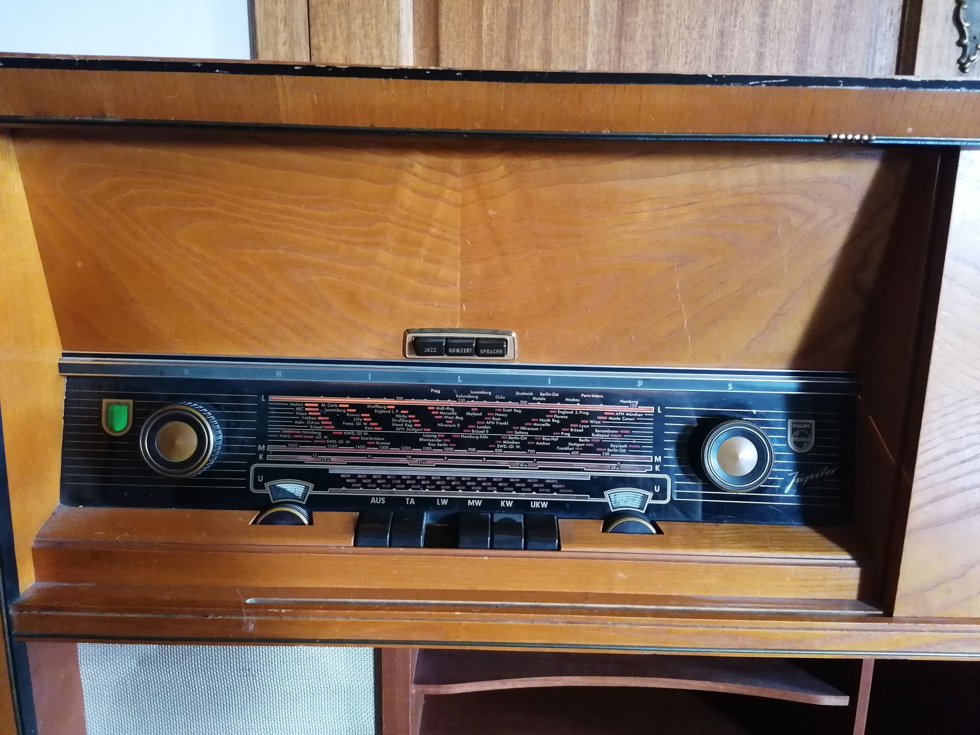 Stare radio szafa grająca jupiter 662