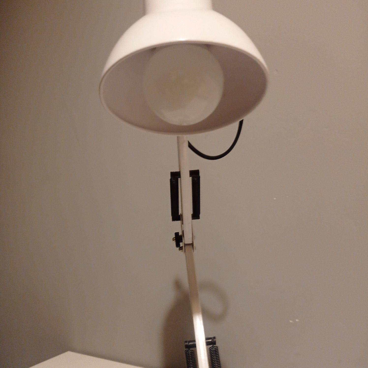 Biała lampka biurkowa