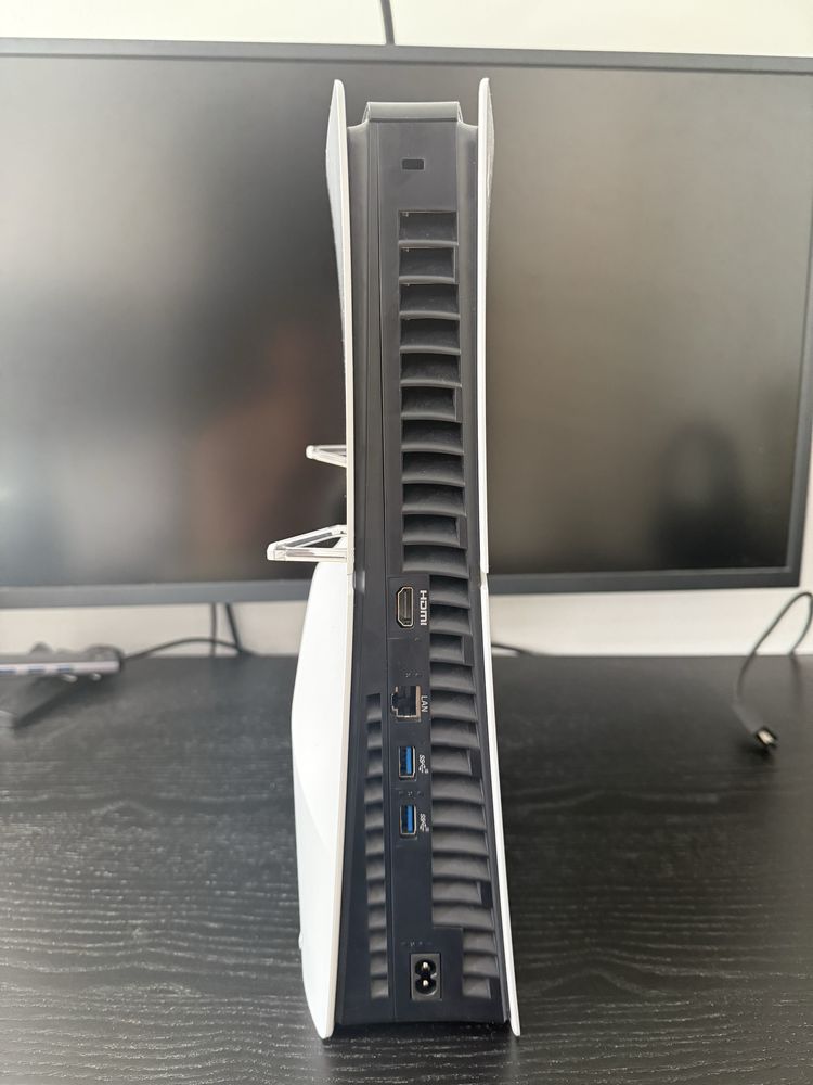 PlayStation 5 z kwietnia 2024 + napęd + 2 pady + RDR2 + FIFA 23