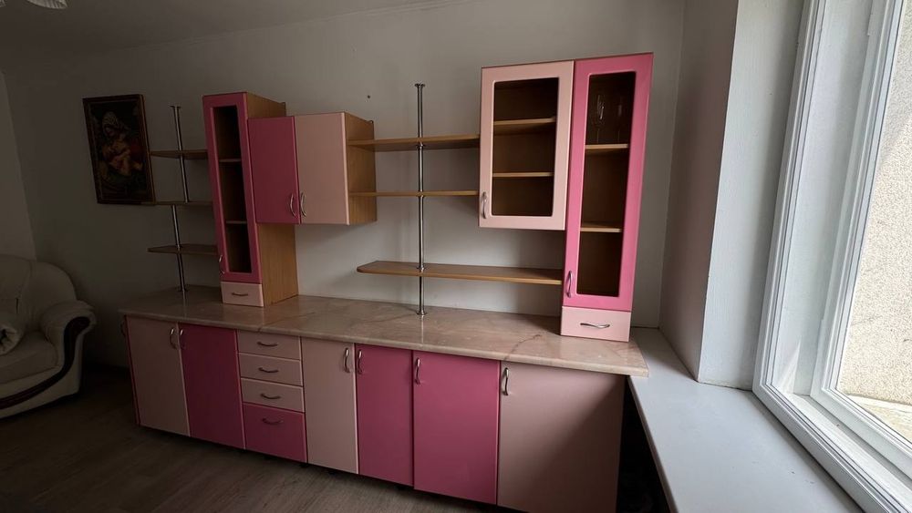 Стінка, в рожевому кольорі