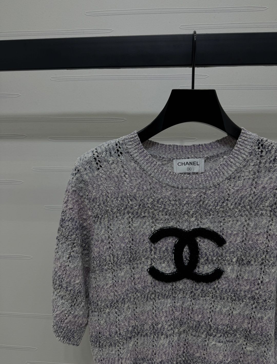 CHANEL – ażurowa dzianinowa bluzka z logo Double C, kolekcja SS2025