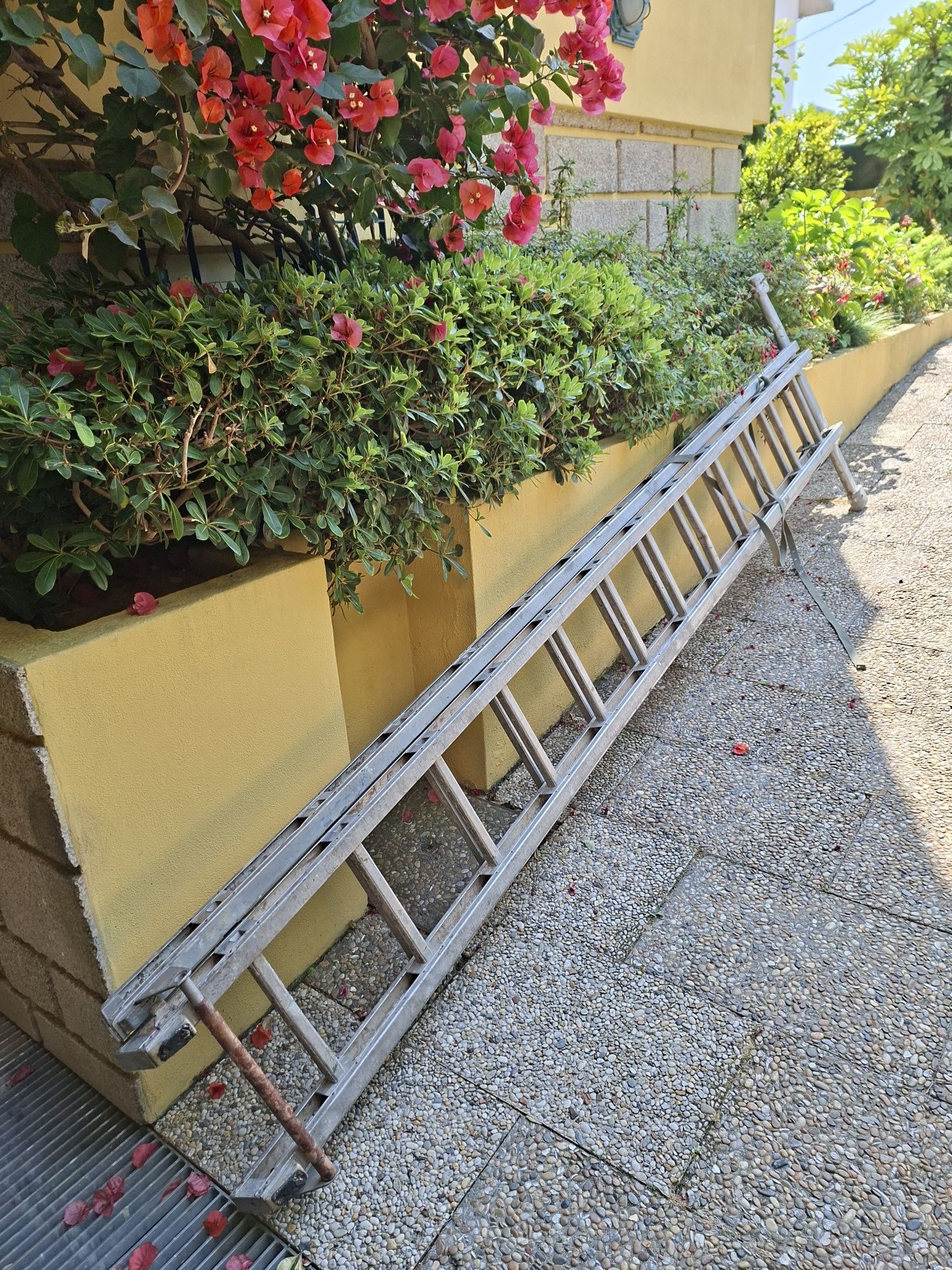 Escadote Articulado Aço/alumínio 5.9 mts usado