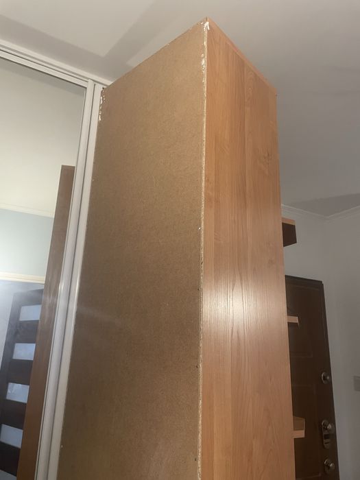 Wysoka, wąska biblioteczka