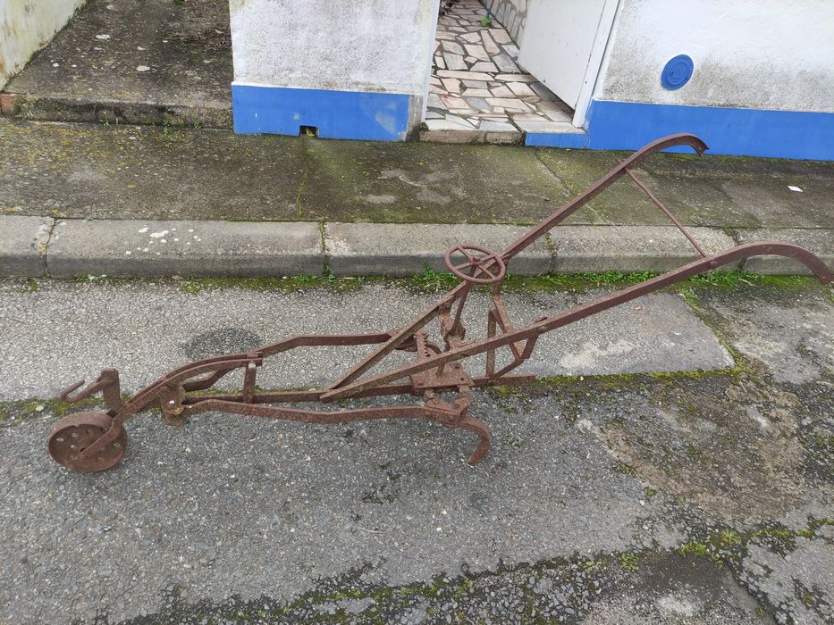Arado / utensílio agrícola antigo