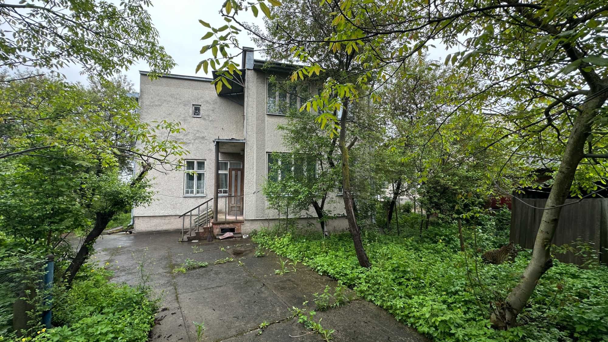 Цегл. Будинок із землею(13 сот. комунікації)під забудову в с. Угорники