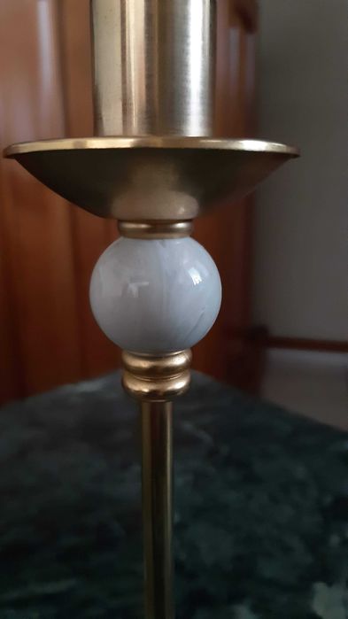 Castiçal em metal dourado