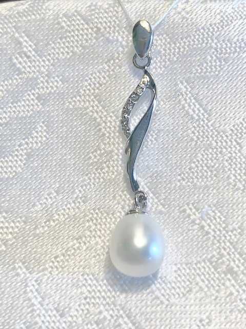 Piękny srebrny wisiorek - zawieszka z perłą i cyrkoniami