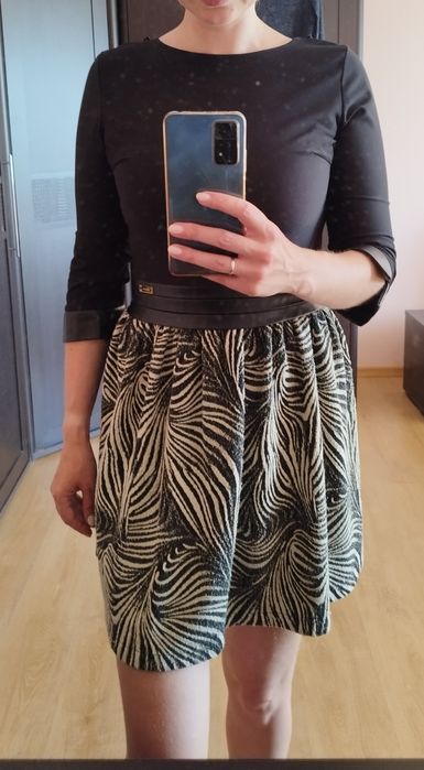 Плаття чорне з золотистим принтом