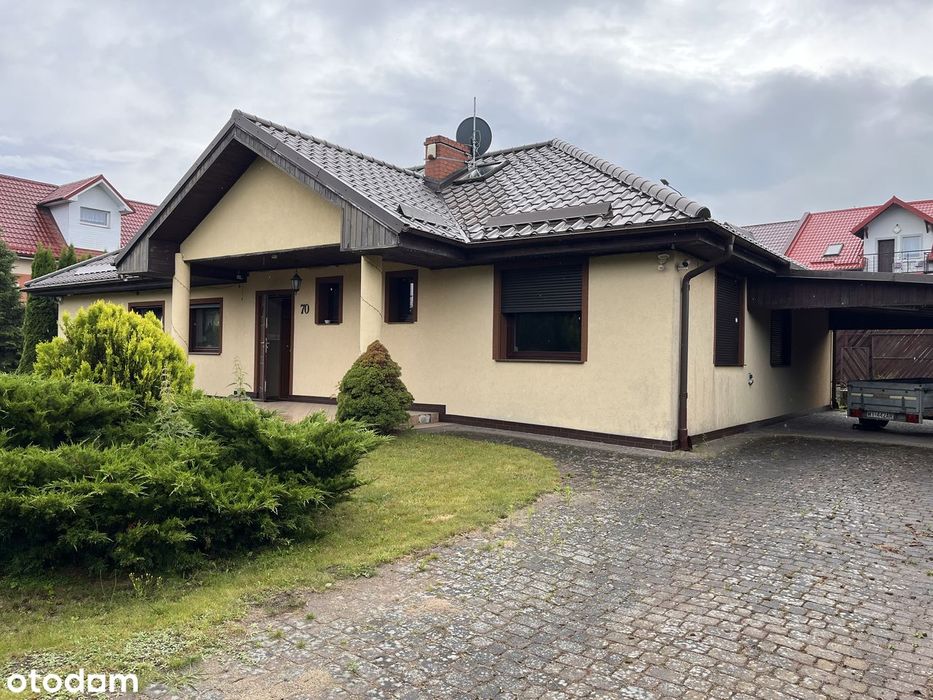 Uroczy dom w Nadolu nad jeziorem Żarnowieckim