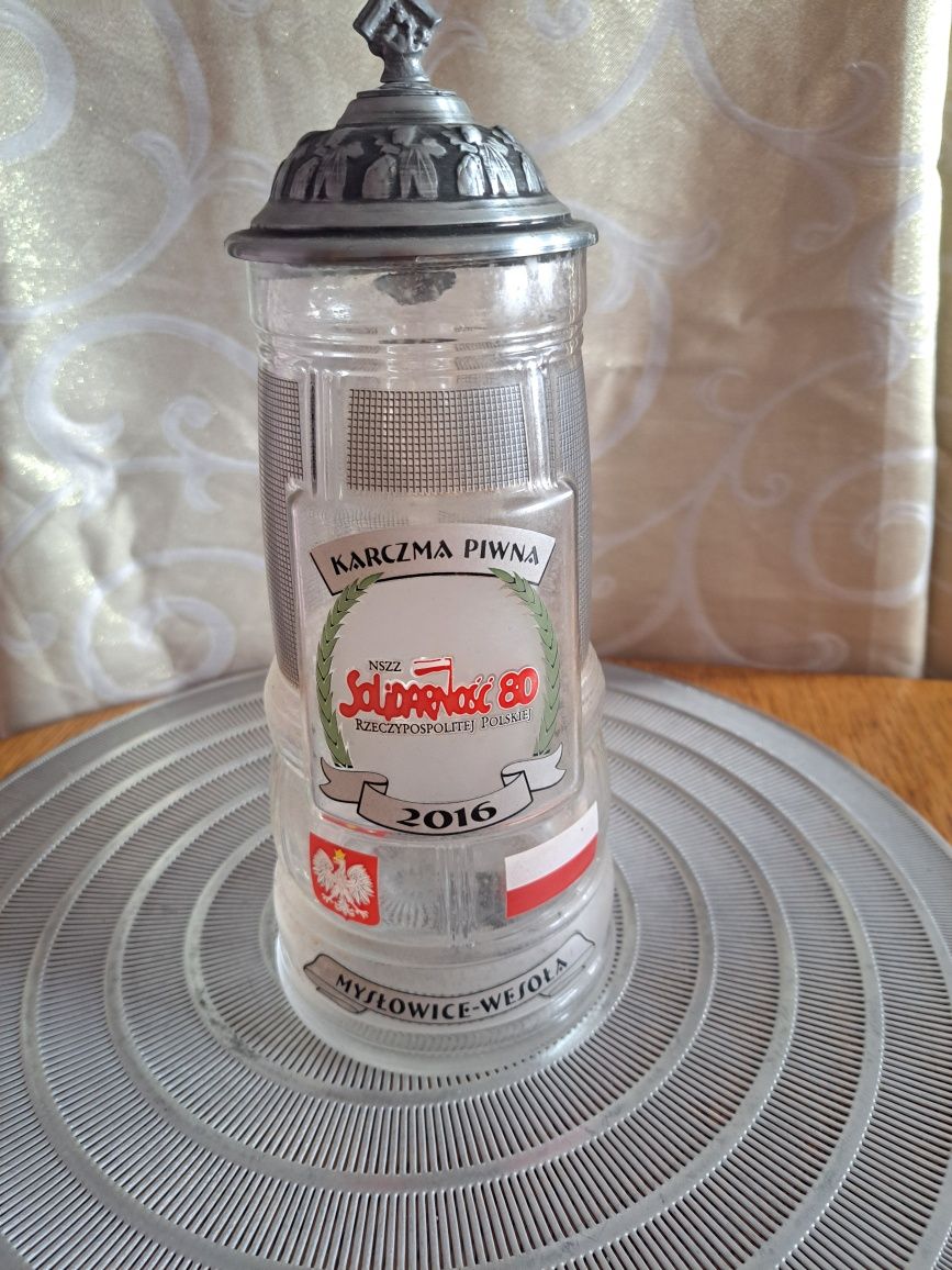 Kufel szklany z metalową przykrywką