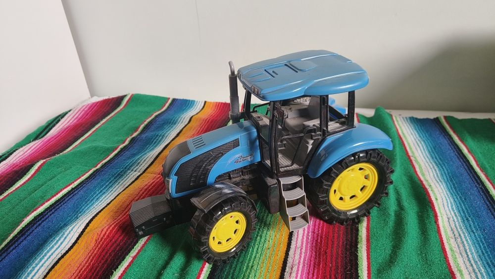 Zabawkowy traktor