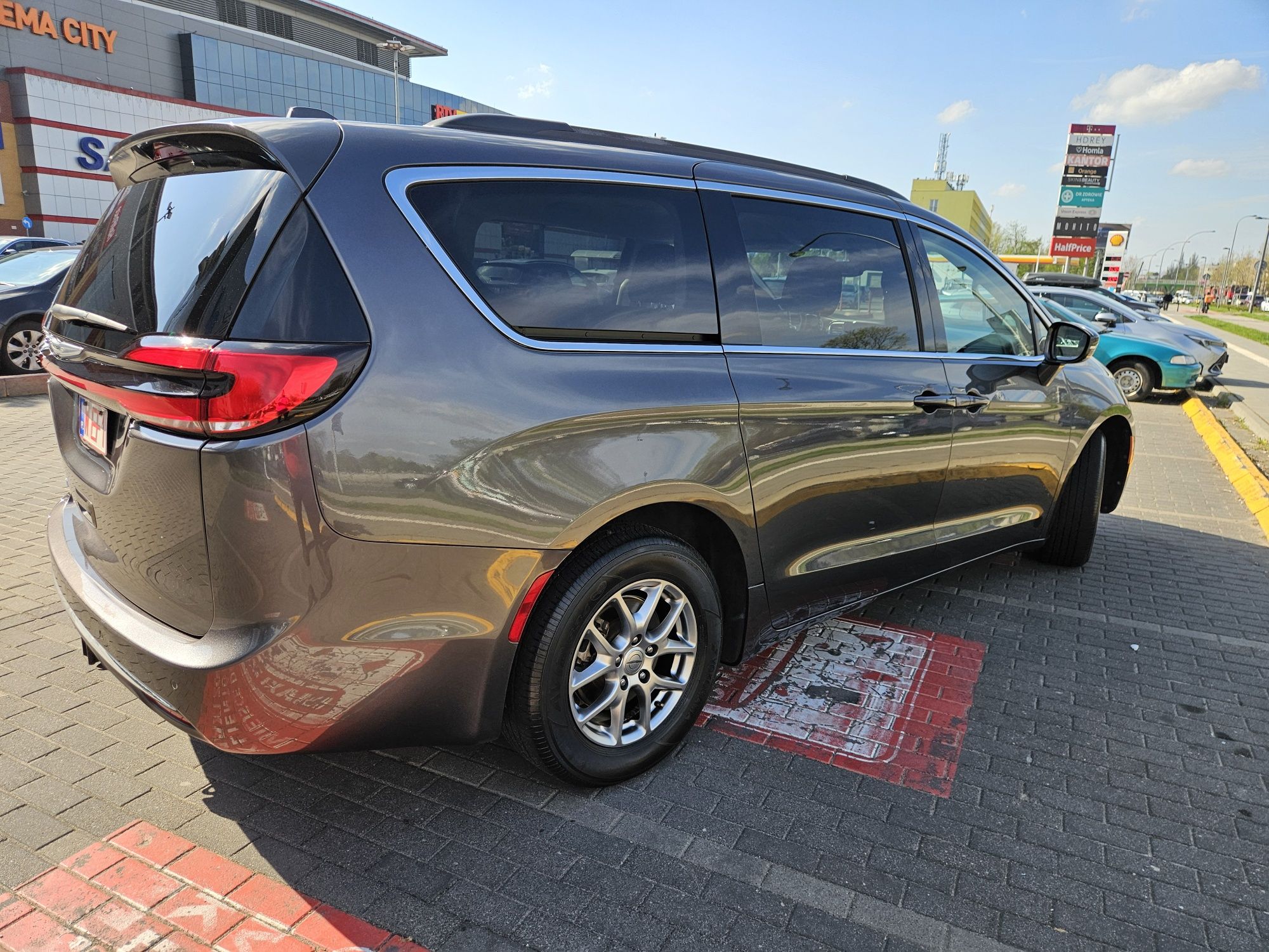 Wynajem samochodu Chrysler Pacifica bus minivan