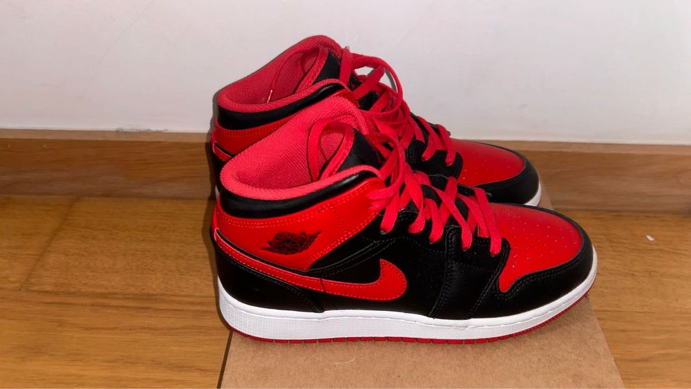 Air jordan preto e vermelho