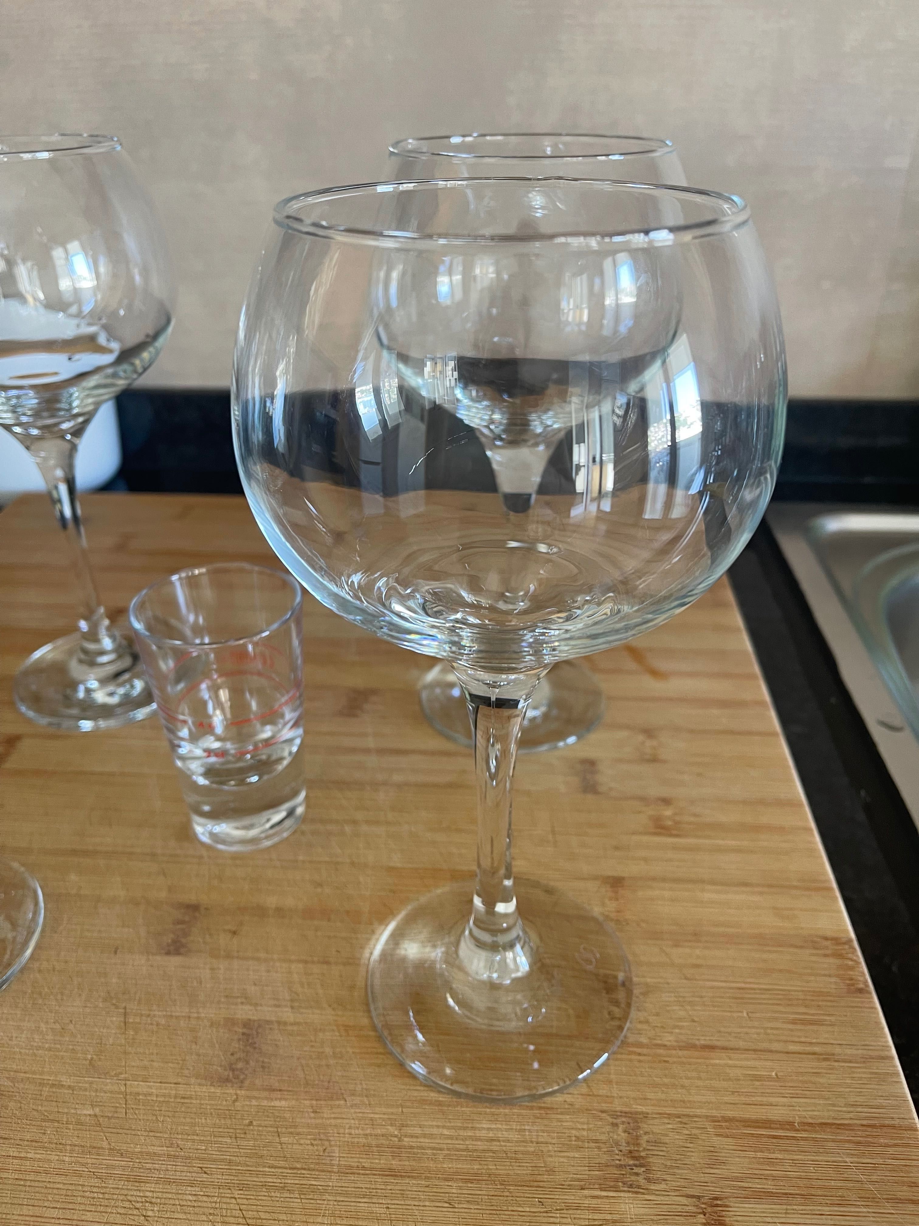 4 Copos de Gin e medidor