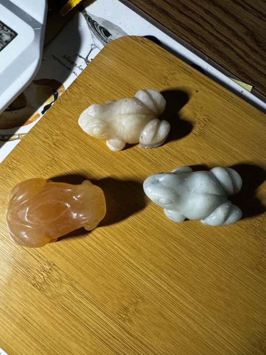 Żaby figurki kamien naturalny