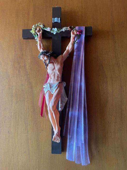 Crucifixo em madeira e loiça