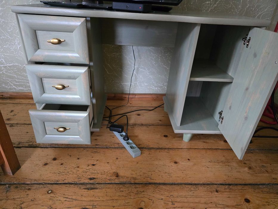 Sprzedam biurko młodzieżowe.