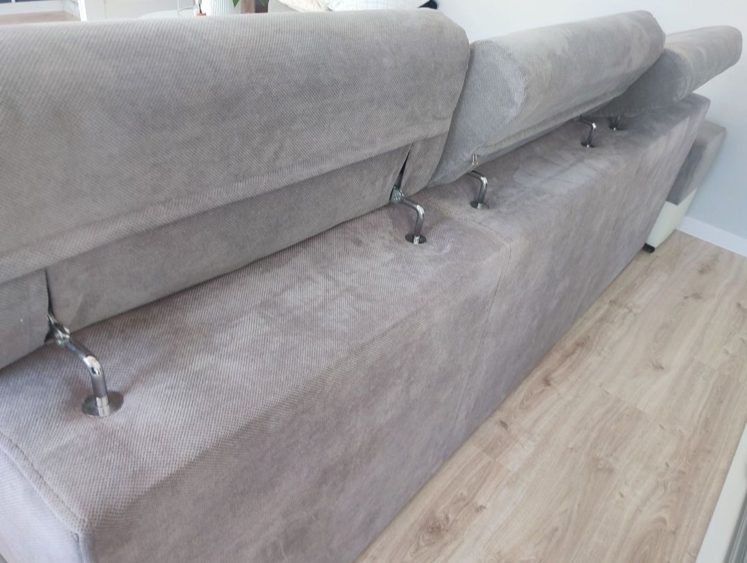 Długa  sofa z regulowanymi zagłówkami