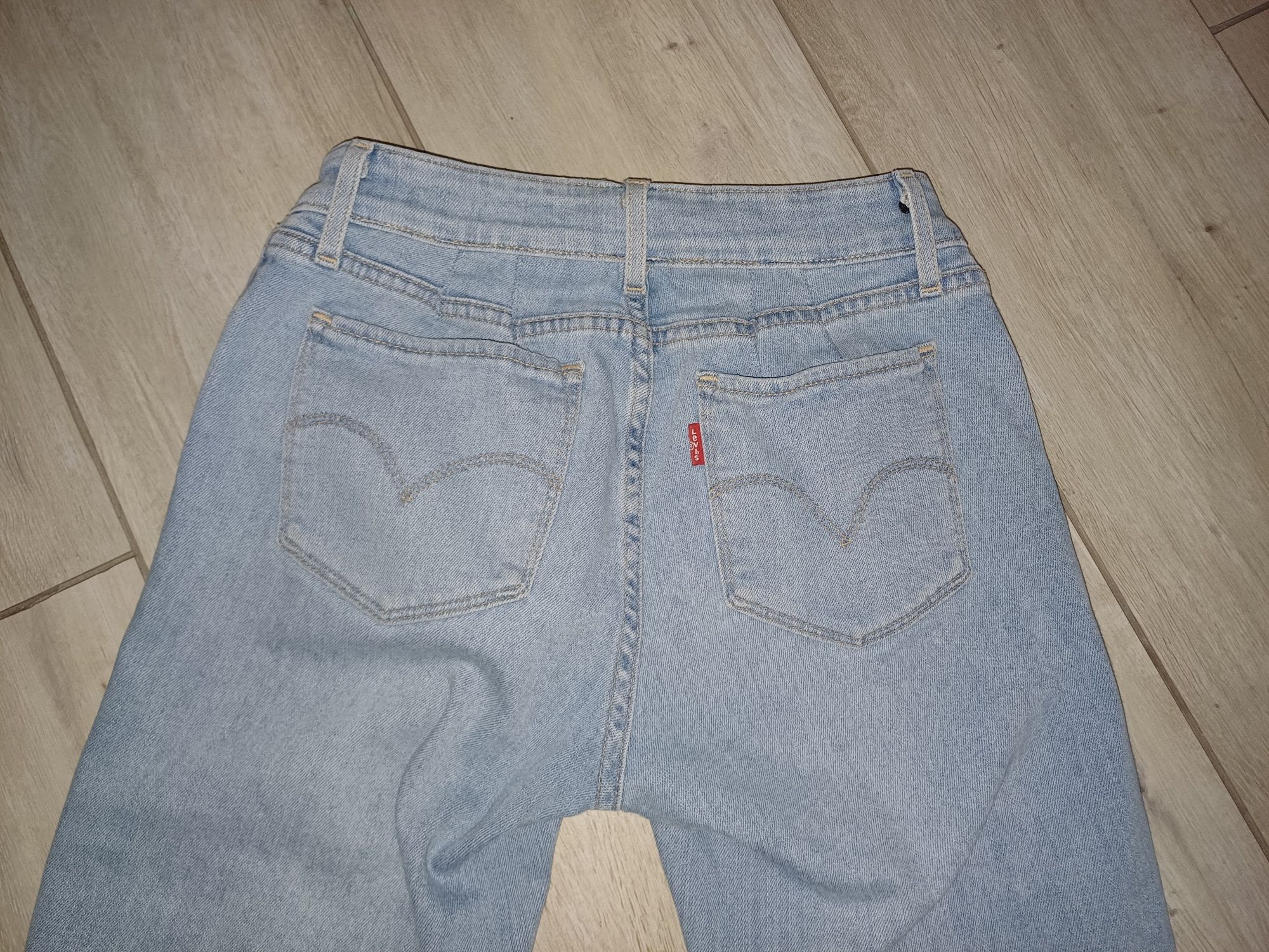 jasnoniebieskie jeansy Levi's z przetarciami skinny xs s