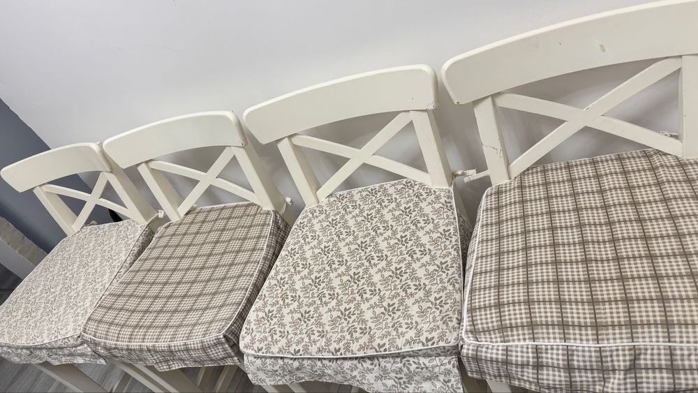 Zestaw 4 szt. krzeseł drewnianych białych wysokich z pokrowcami