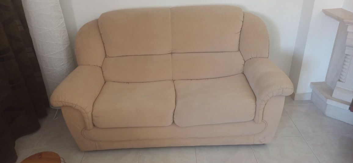 Sofá bege 2 lugares com cama.
