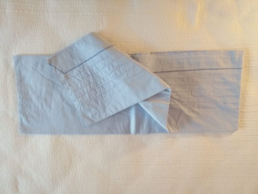 2 Lençóis antigos branco e azul com 4 fronhas