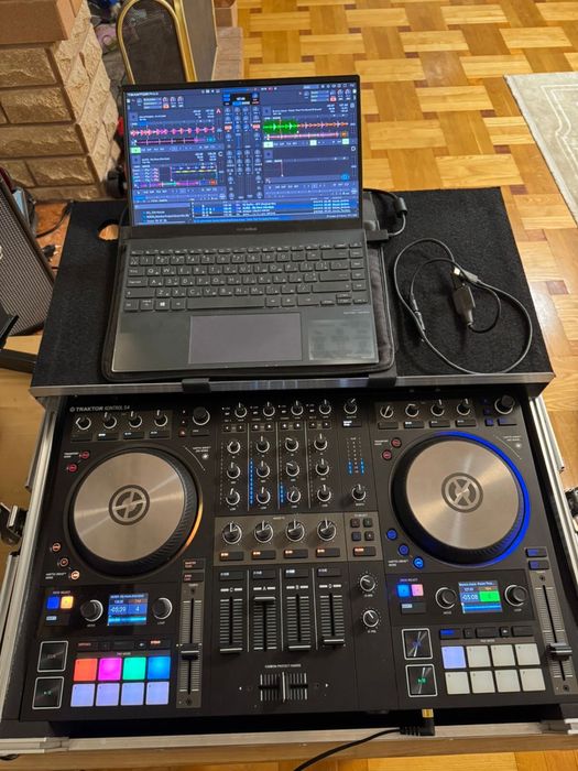 traktor s4 mk3 2024 року з ліцензією на traktor PRO, стан нового