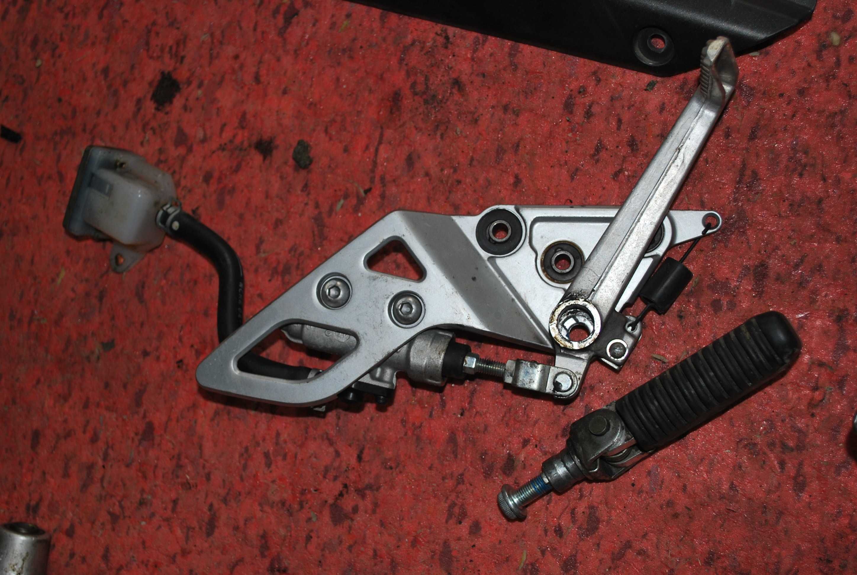 SUZUKI BANDIT 650 - 2009 część owiewki silnik lagi koło