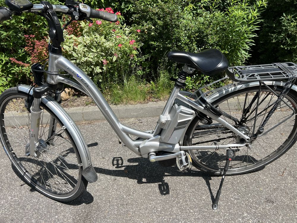 Szwajcarski rower elektryczny FLYER 36V z uszkodzoną bateria 12AH / B