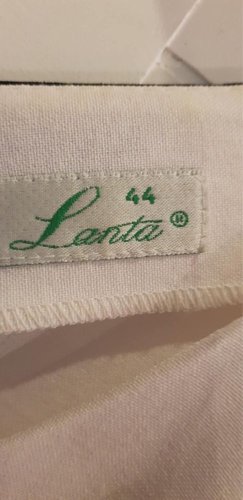 Sukienka biało- czarna wyszczuplająca r.44