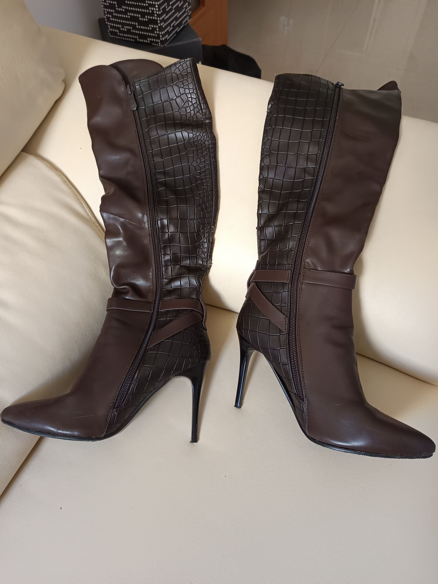 Par de botas cano alto em pele