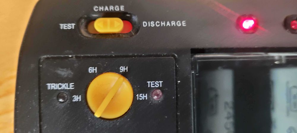 Carregador de Baterias GP GPPB320