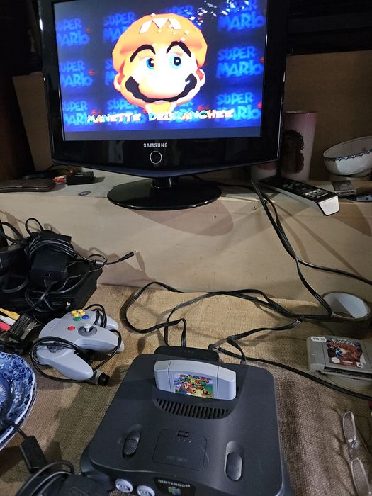 Nintendo 64 com um jogo