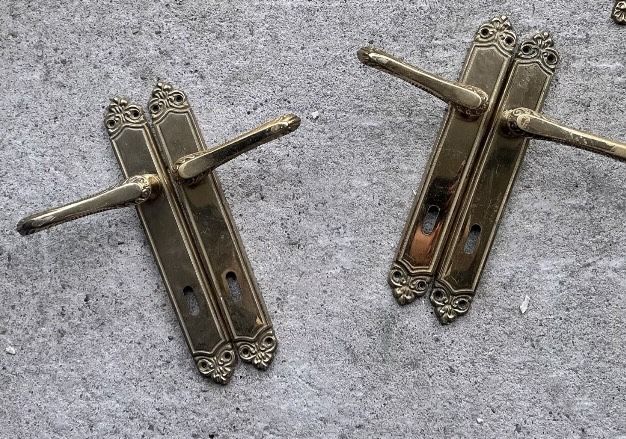 Szyldy i klamki mosiezne