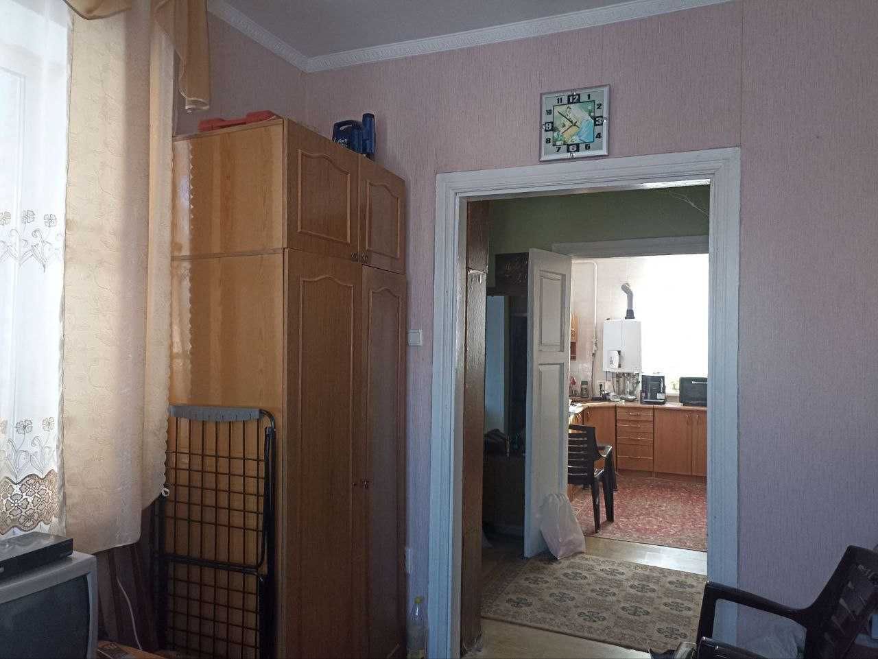 Продаж затишного будинку недалеко від центру міста.