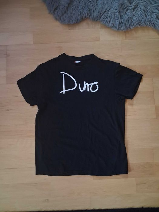 Czarny T-shirt z graficznym nadrukiem