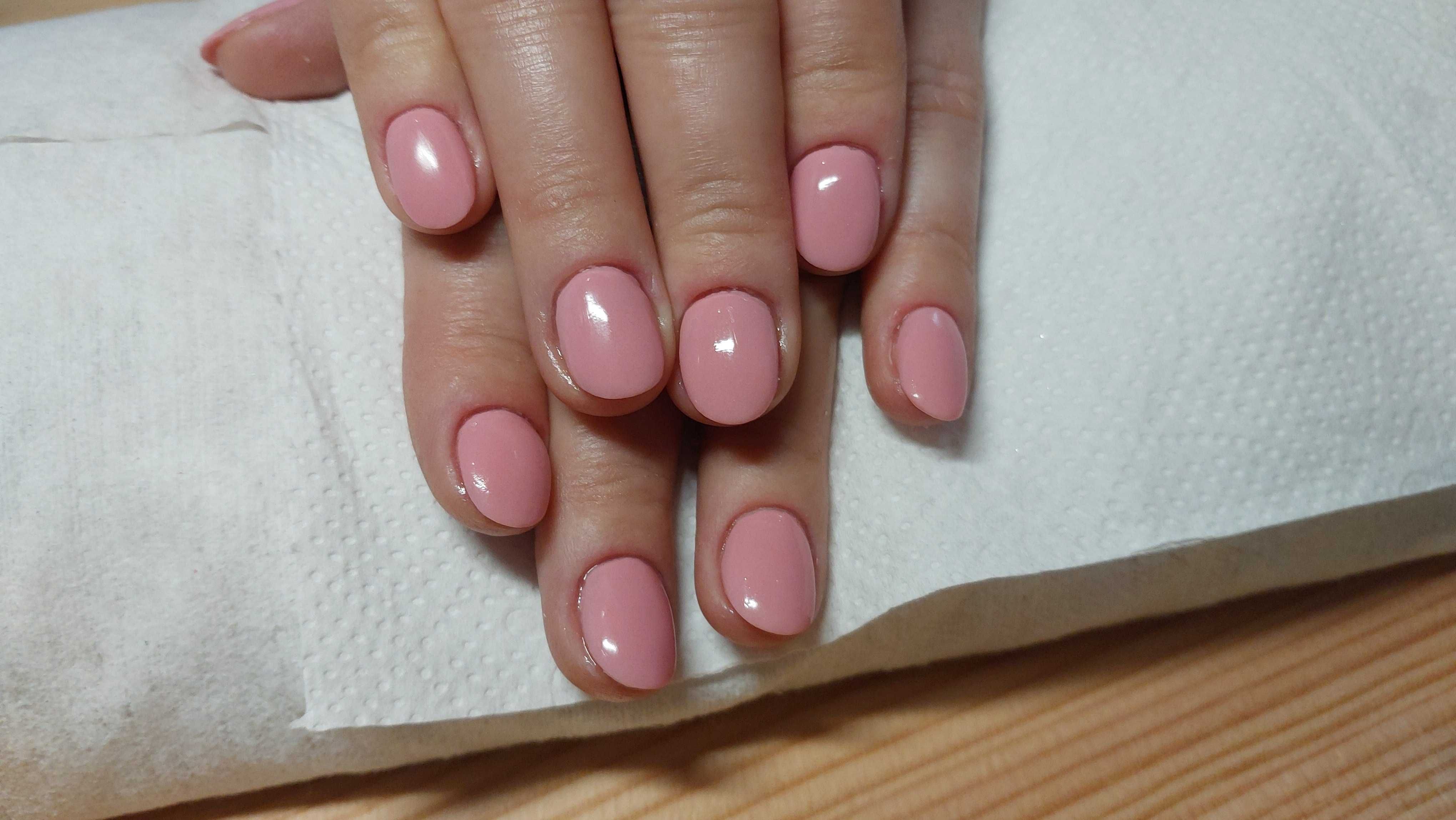 Manicure hybrydowy,  tytanowy manicure, wzmocnienie paznokci żelem.