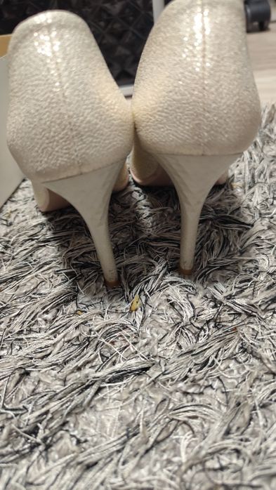 Szpilki jasne świecące beżowo złote