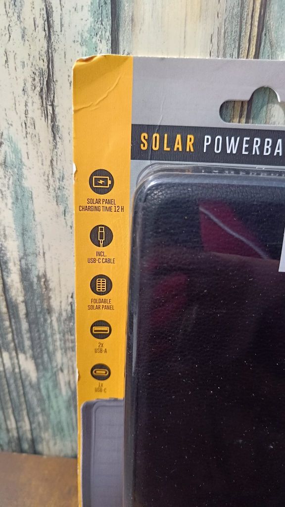 Powerbank ładujący się na energię słoneczną bądź sieciowa