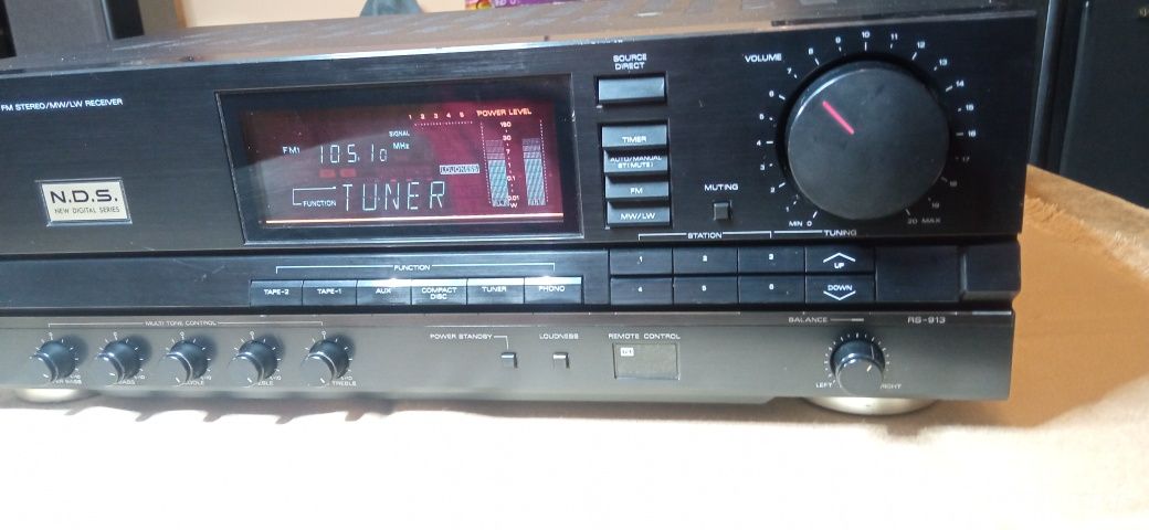 Amplituner stereo Fisher RS-913.